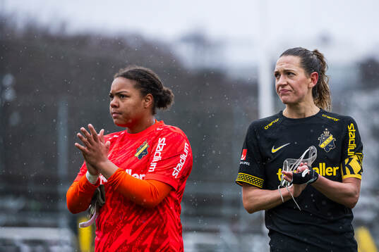 AIKs målvakt Serina Backmark och Jennie Nordin tackar