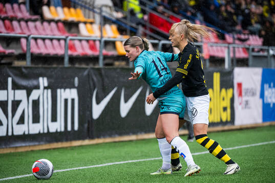 Kristianstads Tilda Persson och AIKs Moa Sjöström