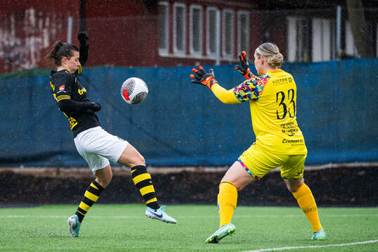 AIKs Patricia Fischerova och Kristianstads målvakt Moa