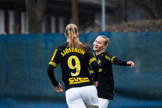 AIKs Moa Sjöström och Silja Jaatinen jublar