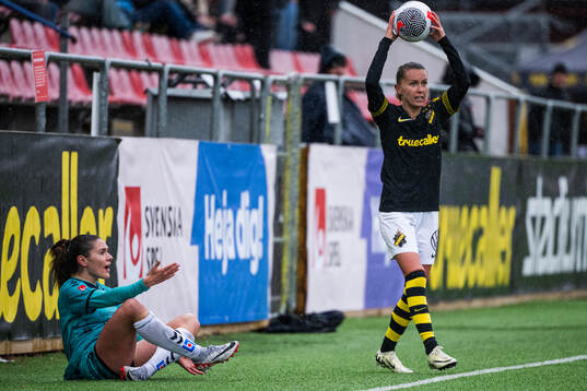 Kristianstads Carly Wickenheiser och AIKs Adelisa Grabus