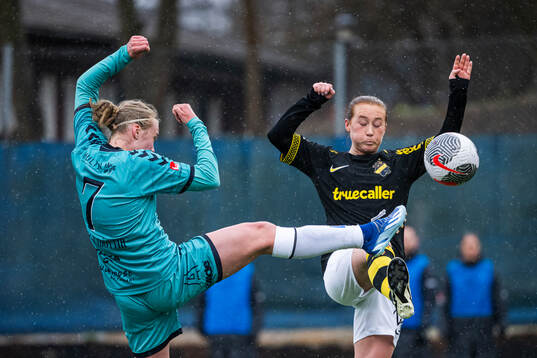 Kristianstads Katla Tryggvadottir och AIKs Ella Reidy
