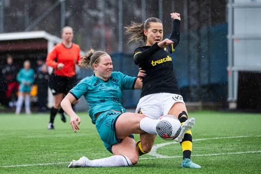 Kristianstads Hlin Eiriksdottir och AIKs Emma Engström