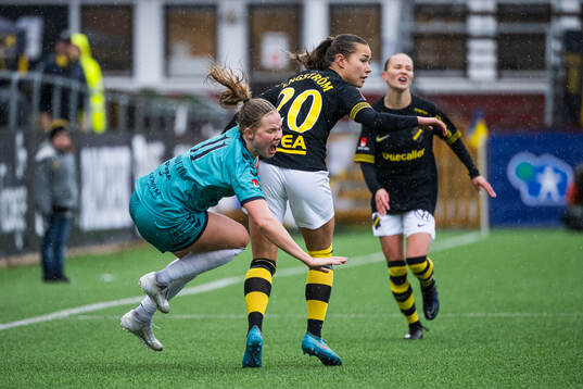 Kristianstads Hlin Eiriksdottir och AIKs Emma Engström