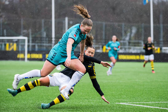 Kristianstads Hlin Eiriksdottir och AIKs Emma Engström