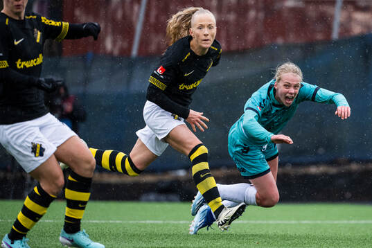 AIKs Moa Sjöström och Kristianstads Katla Tryggvadottir