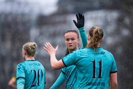 Kristianstads Amy Sayer och Hlin Eiriksdottir jublar