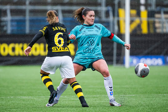 AIKs Felicia Saving och Kristianstads Carly Wickenheiser
