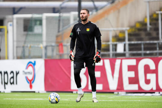 GAISs målvakt Mergim Krasniqi på uppvärmningen