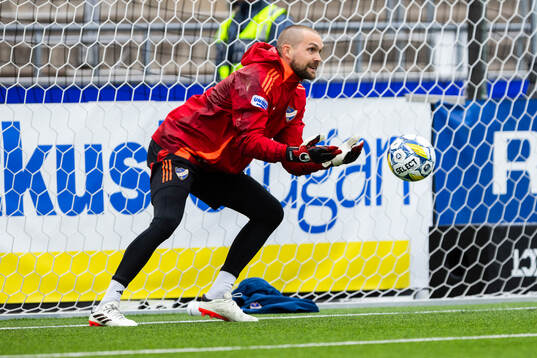 IFK Norrköpings målvakt Oscar Jansson på uppvärmningen