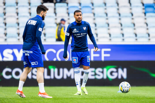 IFK Norrköpings Joseph Ceesay på uppvärmningen
