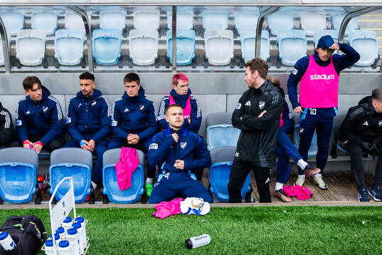 IFK Norrköpings Amadeus Sögaard på avbytarbänken