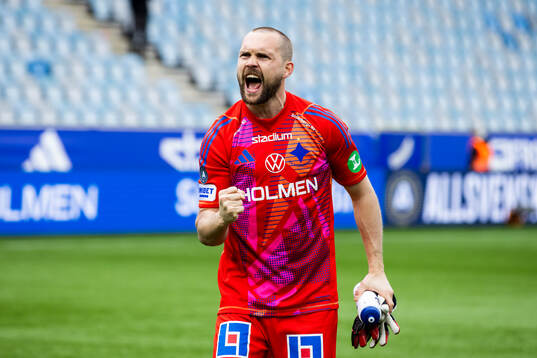 IFK Norrköpings målvakt Oscar Jansson jublar