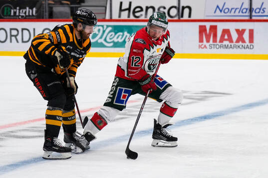 Skellefteås Oscar Lindberg och Frölundas Max Friberg