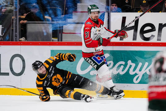 Skellefteås Martins Dzierkals och Frölundas Nicklas Lasu