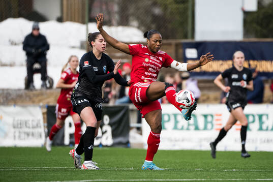 Växjö DFFs Bryndis Arna Nielsdottir och Piteås Faith