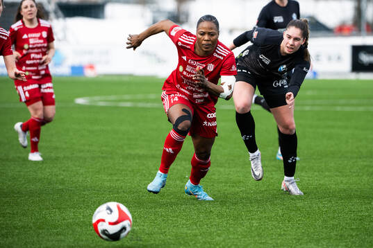 Piteås Faith Ikidi Michael och Växjö DFFs Bryndis Arna