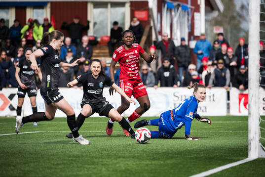 Piteås Anam Imo och Växjö DFFs målvakt Maja Bay