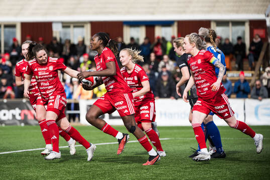 Piteås Josefin Johansson och Anam Imo jublar