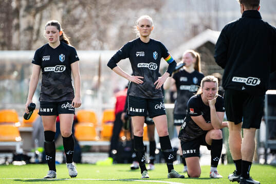 Växjö DFFs Emma Pennsäter deppar med lagkamrater