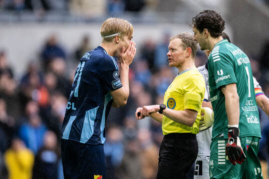 Djurgårdens Lucas Bergvall reagerar mot Domare Fredrik