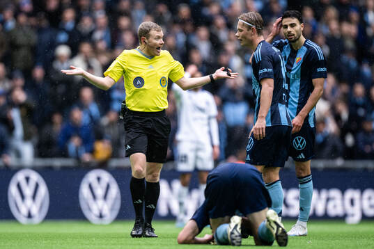 Domare Fredrik Klitte reagerar mot Djurgårdens Tobias