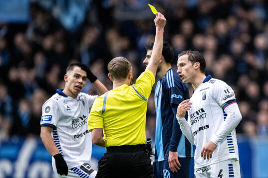 Sirius Daniel Stensson tilldelas gult kort av Domare