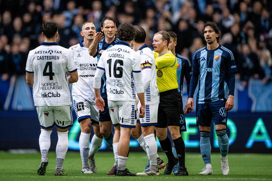 Djurgårdens Albin Ekdal i samtal med Sirius Herman