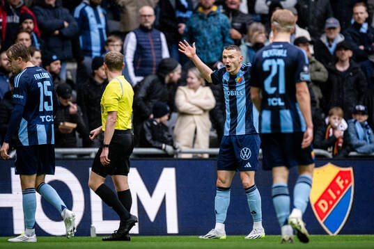 Djurgårdens Piotr Johansson reagerar