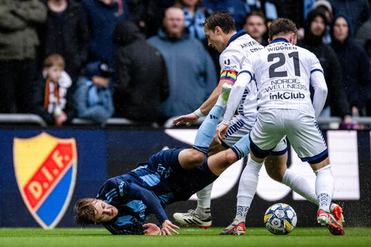 Djurgårdens Oskar Fallenius i en kamp mot Sirius Daniel