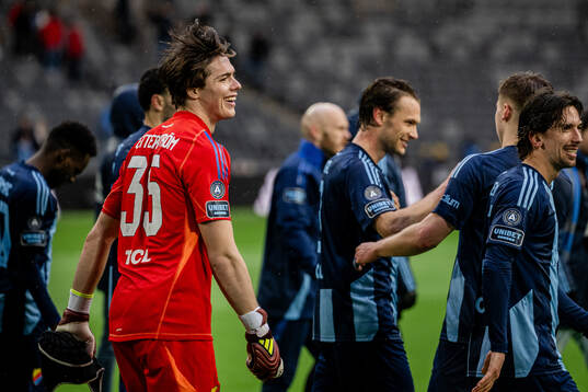 Djurgårdens målvakt Jacob Widell Zetterström jublar