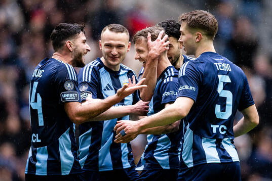 Djurgårdens Samuel Leach Holm jublar med Besard Sabovic ,