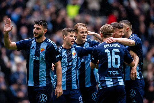Djurgårdens Samuel Leach Holm jublar med Besard Sabovic ,