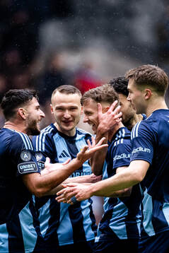 Djurgårdens Samuel Leach Holm jublar med Besard Sabovic ,