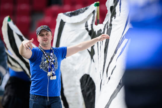 IFK Göteborgs supportrar förbereder ett tifo