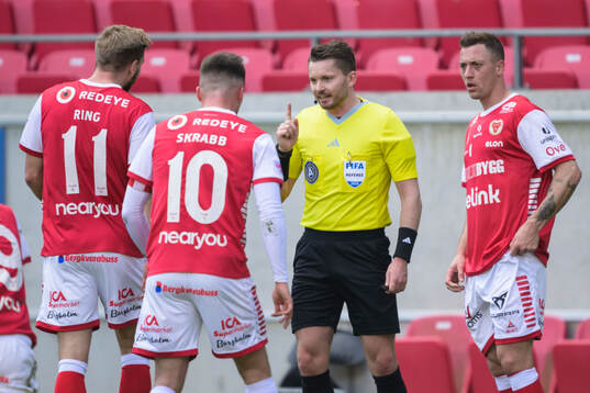 Kalmars Jonathan Ring och Domare Joakim Östling