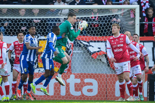 IFK Göteborgs Malick Junior Yalcouye och Kalmars målvakt