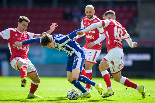 Kalmars Melker Hallberg och IFK Göteborgs Kolbeinn