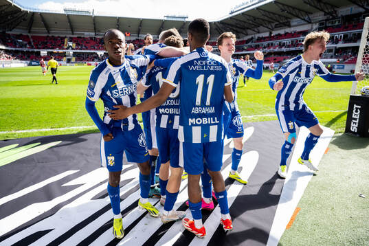 IFK Göteborgs Arbnor Mucolli jublar med lagkamrater