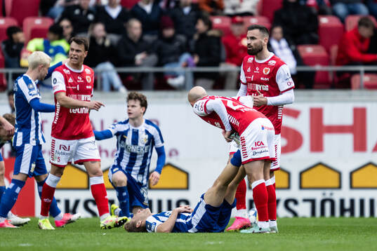 Kalmars Robert Gojani hjälper IFK Göteborgs Arbnor Mucolli