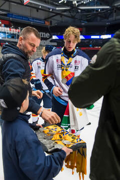 Niklas Sundström delar ut medaljer