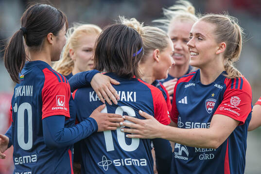 FC Rosengårds Mai Kadowaki jublar med lagkamrater