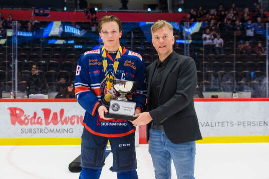 Växjös Max Isaksson och Jim Engvik med pokalen
