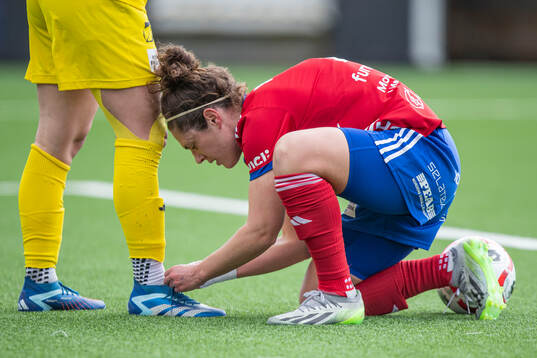 Vittsjös målvakt Lauren Brzykcy får hjälp av Shannon