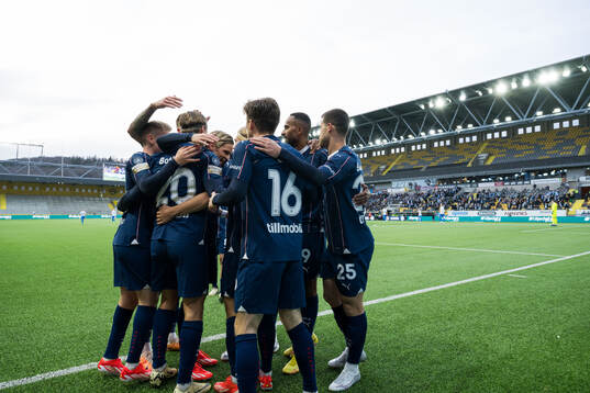 Malmö FFs Isaac Kiese Thelin jublar med lagkamrater