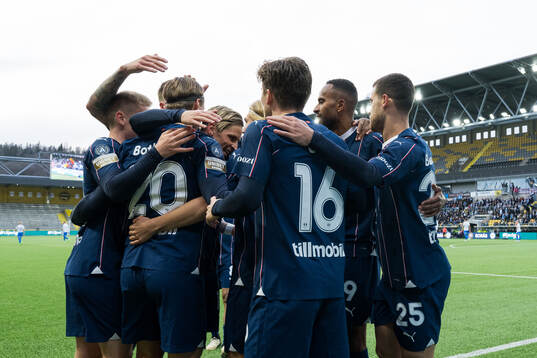 Malmö FFs Isaac Kiese Thelin jublar med lagkamrater