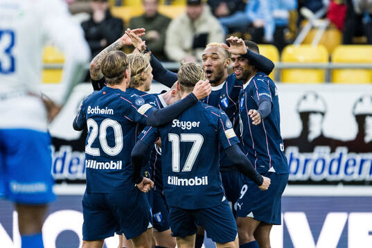 Malmö FFs Derek Cornelius jublar med lagkamrater