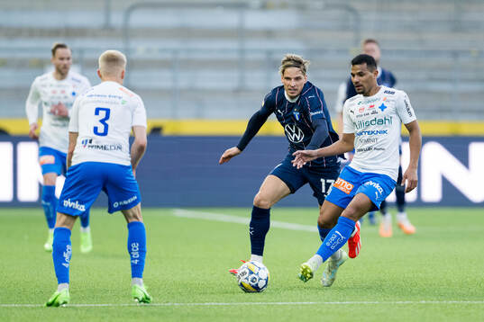 Malmö FFs Jens Stryger Larsen och Värnamos Wenderson