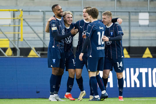 Malmö FFs Sebastian Nanasi jublar med lagkamrater