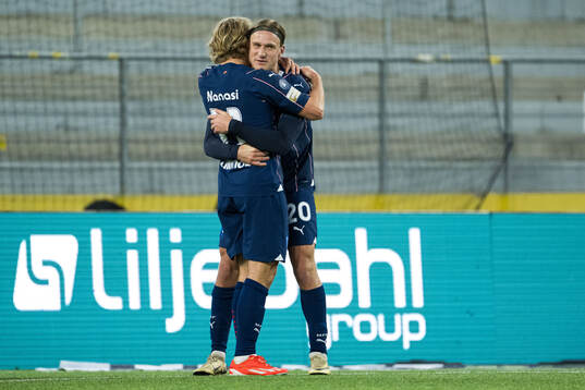 Malmö FFs Erik Botheim jublar med Sebastian Nanasi